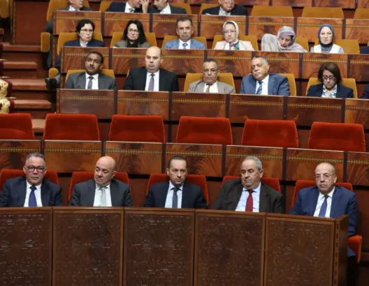 دراسة تحذر من “اختباء” الحكومة والأحزاب وراء التوجيهات الملكية للتهرب من المحاسبة
