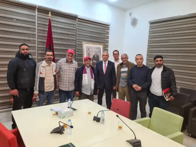 تداعيات غلاء المحروقات وإشكالات القطاع تجمع والي الشرق بمهنيي “الطاكسيات الصغيرة”