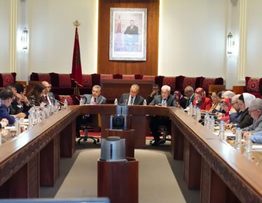 مشروع قانون المحاماة تحت مقصلة المعارضة: تخوفات من “تسليع العدالة” وقبر استقلال المهنة