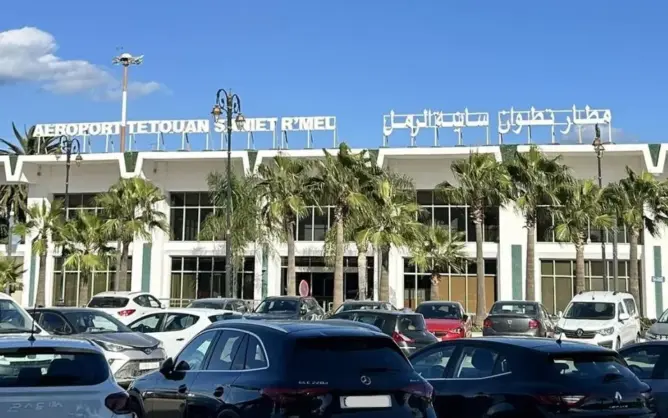 ممارسات بمرآب مطار تطوان تثير الجدل.. اتهامات بـ“احتكار غير قانوني” وفرض إتاوات على المسافرين