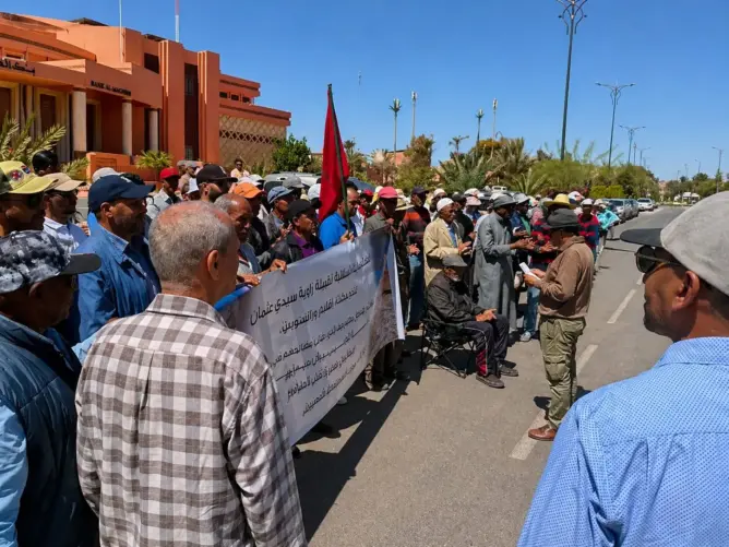 سلاليو “زاوية سيدي عثمان” ينتفضون أمام عمالة ورزازات ضد “التسويف” في ملف تجزئة العمران
