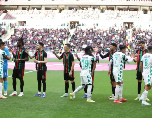 الجيش يحسم كلاسيكو الرجاء ويرتقي لوصافة البطولة.. وشغب المدرجات يعكر القمة الكروية