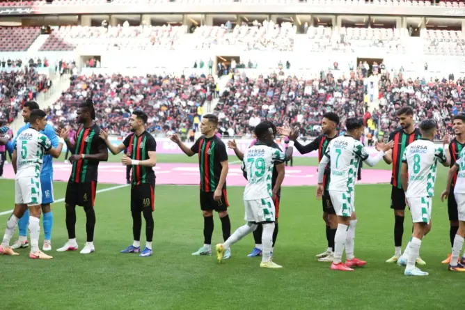 الجيش يحسم كلاسيكو الرجاء ويرتقي لوصافة البطولة.. وشغب المدرجات يعكر القمة الكروية