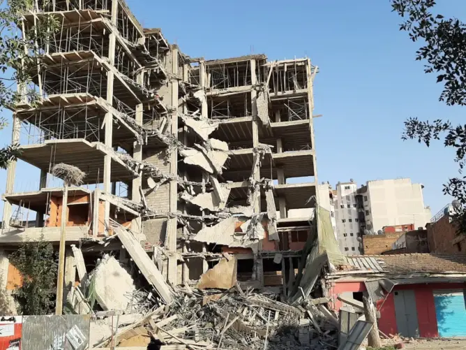 إصابة شخصين جراء سقوط جزء من بناية في طور الهدم بالقنيطرة