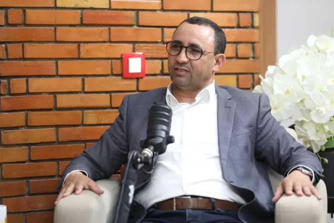 أمراو ينتقد “تبذير” ميزانيات المناخ في المؤتمرات ويدعو لتوجيهها نحو الواحات والجبال (فيديو)