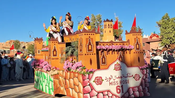 كرنفال ملكة جمال الورود بقلعة مكونة.. موكب استعراضي يسحر الآلاف من الساكنة والسياح