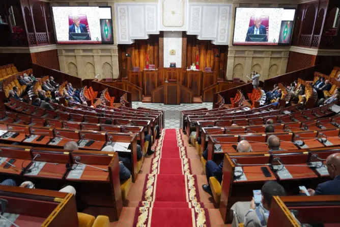319 برلمانيا يغيبون عن مناقشة تقرير مجلس الحسابات.. والهواتف تسرق الانتباه من مراقبة تدبير المال العام