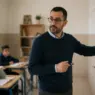 أستاذ داخل فصل دراسي خلال تقديم درس لتلامذته في المدرسة العمومية المغربية.