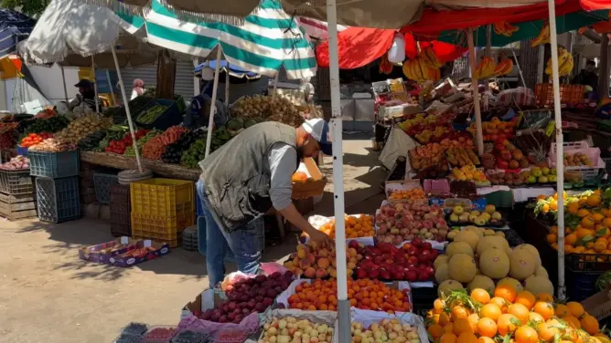 ضغط مصاريف العيد يفرض “ريجيما قسريا” على قفة الخضر والفواكه بأسواق المملكة (فيديو)