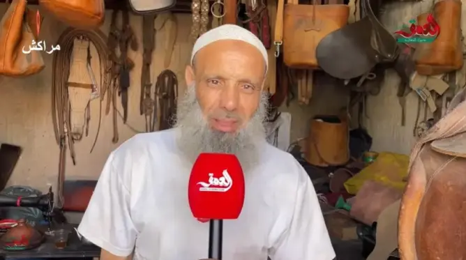 “حرفتنا تموت وتهميش الكوتشي قهرنا”.. صرخة مؤثرة لآخر صناع “سراج الخيل” بمراكش (فيديو)