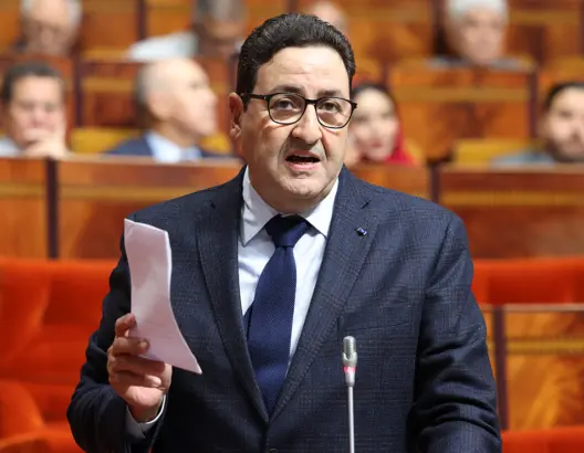 الوزير عبد الصمد قيوح يتحدث في قاعة برلمانية حول تحديات النقل والعزلة الإقليمية