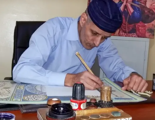 أحمد المعتصم… حين يحكي الحرف سيرة فنان ويصير الجمال مشروع حياة