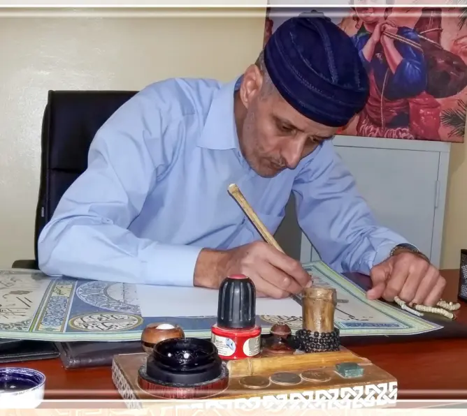 أحمد المعتصم… حين يحكي الحرف سيرة فنان ويصير الجمال مشروع حياة