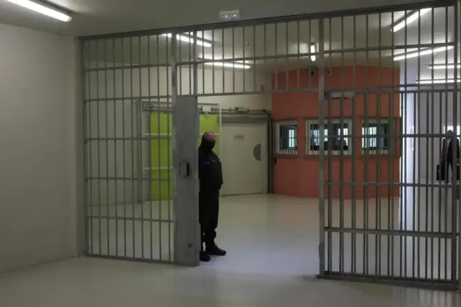 يرقى للمعاملة المهينة.. خبراء أمميون يطالبون فرنسا بتدابير عاجلة لإنهاء اكتظاظ السجون