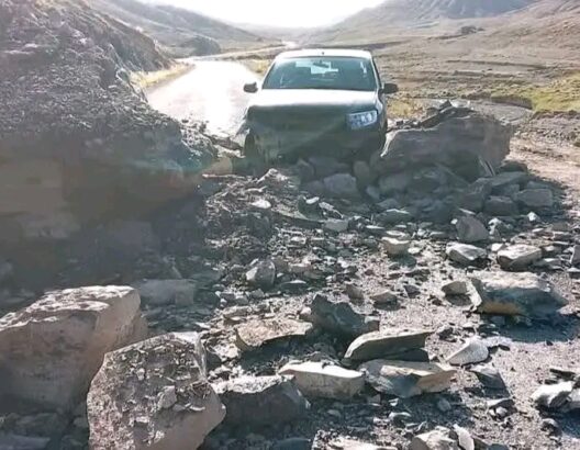 انهيار صخري يغلق الطريق بين أغبالة وإملشيل ويستنفر السلطات لإعادة فتحها