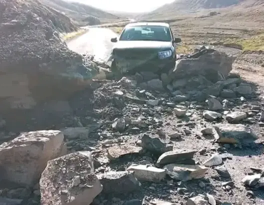 انهيار صخري يغلق الطريق بين أغبالة وإملشيل ويستنفر السلطات لإعادة فتحها