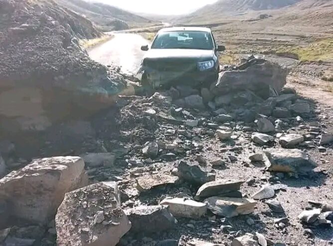 انهيار صخري يغلق الطريق بين أغبالة وإملشيل ويستنفر السلطات لإعادة فتحها