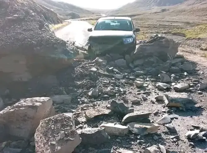 انهيار صخري يغلق الطريق بين أغبالة وإملشيل ويستنفر السلطات لإعادة فتحها