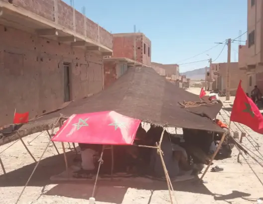 غياب التطهير السائل يدفع ساكنة دوار بفجيج إلى اعتصام داخل خيمة.. ورئيس الجماعة يوضح