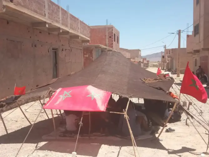غياب التطهير السائل يدفع ساكنة دوار بفجيج إلى اعتصام داخل خيمة.. ورئيس الجماعة يوضح