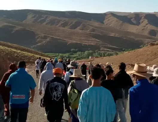 ساكنة اسومار بتنغير تحتج بمسيرة على الأقدام للمطالبة بفك العزلة وتحسين الخدمات (صور)