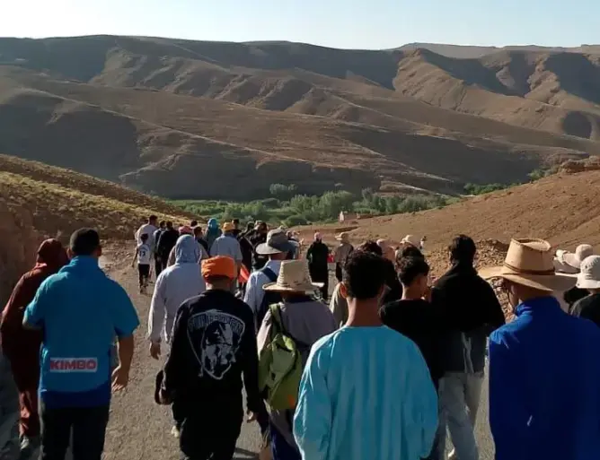 ساكنة اسومار بتنغير تحتج بمسيرة على الأقدام للمطالبة بفك العزلة وتحسين الخدمات (صور)