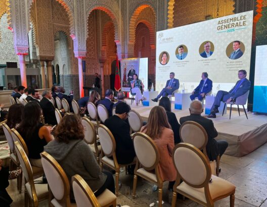 مشاركون وخبراء اقتصاديون خلال أشغال الجمعية العامة لمعهد المقاولة العائلية بالمغرب في قصر المشور بالدار البيضاء، حيث تم عرض نتائج دراسة حول وزن المقاولات العائلية في الاقتصاد المغربي.