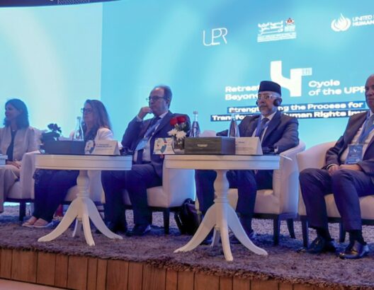 احتضنت مدينة الرباط، اليوم الجمعة، ملتقى دوليا رفيع المستوى بمبادرة من المندوبية الوزارية المكلفة بحقوق الإنسان، خُصص لتقييم مسار آلية الاستعراض الدوري الشامل التابعة لمجلس حقوق الإنسان بالأمم المتحدة بعد مرور عشرين سنة على إطلاقها، بمشاركة خبراء دوليين وممثلين عن دول ومنظمات أممية ومؤسسات حقوقية من 28 دولة.