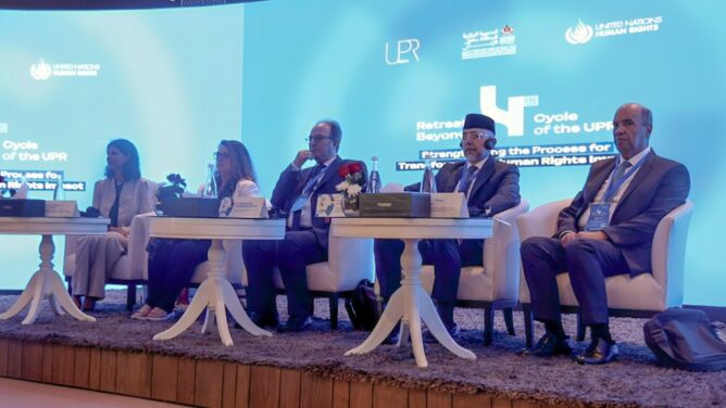احتضنت مدينة الرباط، اليوم الجمعة، ملتقى دوليا رفيع المستوى بمبادرة من المندوبية الوزارية المكلفة بحقوق الإنسان، خُصص لتقييم مسار آلية الاستعراض الدوري الشامل التابعة لمجلس حقوق الإنسان بالأمم المتحدة بعد مرور عشرين سنة على إطلاقها، بمشاركة خبراء دوليين وممثلين عن دول ومنظمات أممية ومؤسسات حقوقية من 28 دولة.