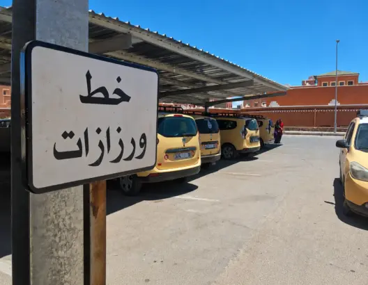 تسعيرة 100 درهم بين زاكورة وورزازات تثير غضب المسافرين وسط مطالب بتدخل السلطات