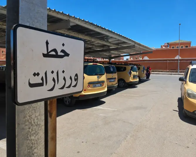 تسعيرة 100 درهم بين زاكورة وورزازات تثير غضب المسافرين وسط مطالب بتدخل السلطات