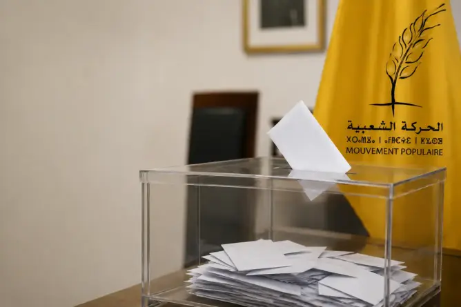 صندوق اقتراع أمام راية حزب الحركة الشعبية في صورة تعبيرية عن التحضيرات الجارية للانتخابات التشريعية المقبلة بجهة الشرق.