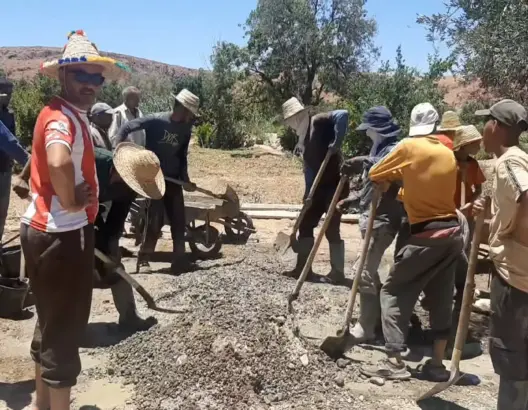 سكان “بويقبى” بورزازات يفكون عزلتهم بأيديهم وينتظرون التفاتة الجهات المعنية (صور)
