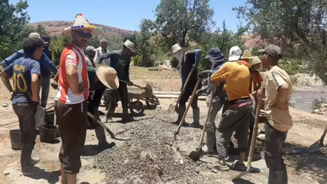 سكان “بويقبى” بورزازات يفكون عزلتهم بأيديهم وينتظرون التفاتة الجهات المعنية (صور)
