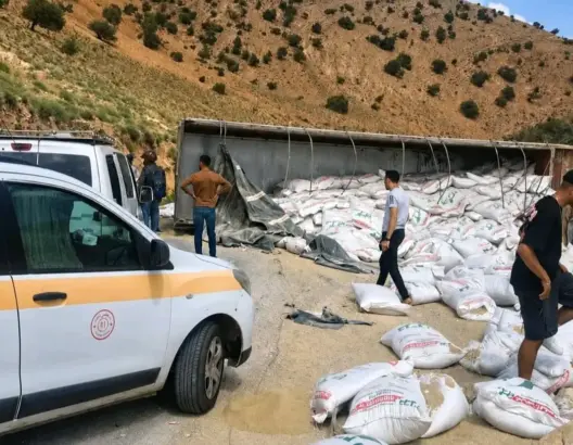 ميدلت.. انقلاب شاحنة محملة بالدقيق يشل حركة المرور
