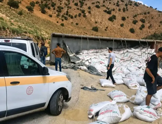 ميدلت.. انقلاب شاحنة محملة بالدقيق يشل حركة المرور