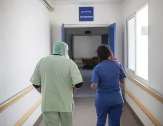 “بث مباشر” يشعل غضب ممرضين بقلعة مكونة.. واتهامات لمستشار بـ”التشهير والعنصرية”