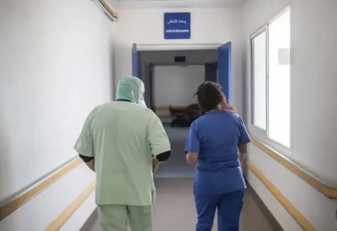 “بث مباشر” يشعل غضب ممرضين بقلعة مكونة.. واتهامات لمستشار بـ”التشهير والعنصرية”
