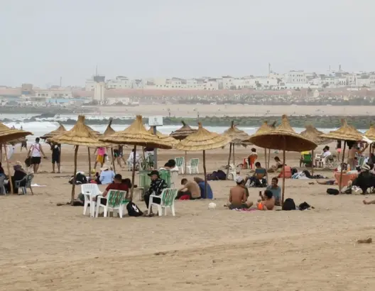 لمواجهة عشوائية “الباراسولات”.. شاطئ الرباط يتزين بمظلات مجانية لخدمة المصطافين
