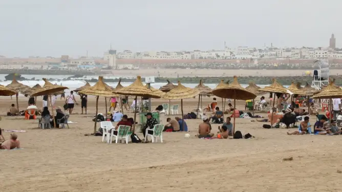 لمواجهة عشوائية “الباراسولات”.. شاطئ الرباط يتزين بمظلات مجانية لخدمة المصطافين