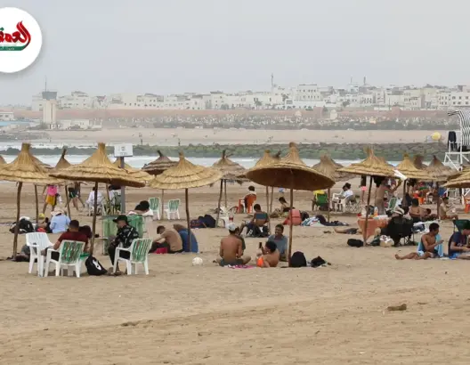 مظلات ودوشات عمومية بشاطئ الرباط