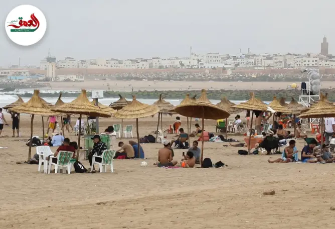 مظلات ودوشات عمومية بشاطئ الرباط