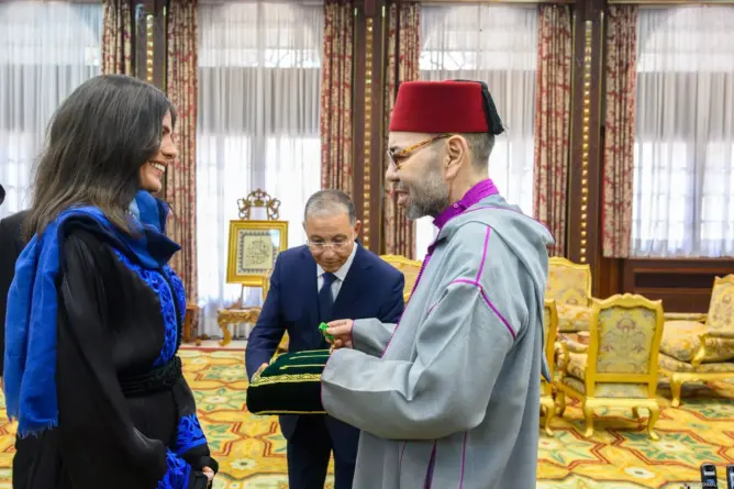 من قمم الهيمالايا إلى القصر الملكي.. الملك يوشح المتسلقة نوال صفنضلة بعد إنجازها العالمي