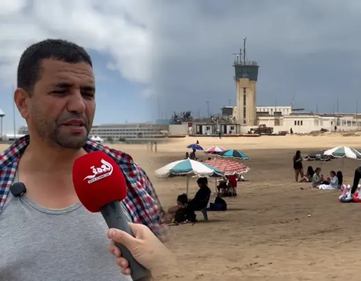 بين مطالب “المجانية” ودعوات “التقنين”.. شد وجذب حول كراء المظلات بشاطئ سلا (فيديو)