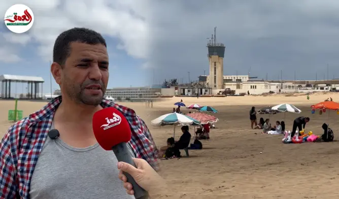 بين لقمة العيش ومجانيات “البراسولات”.. كراء المظلات يثير نقاشا واسعا بشاطئ سلا