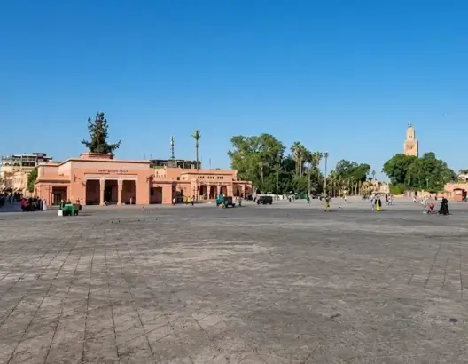 بعد إعادة تهيئتها بالملايير.. اتساخ أرضية ساحة “جامع الفنا” يثير الاستياء ومطالب بالتحقيق (فيديو)