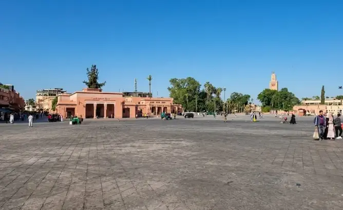 بعد إعادة تهيئتها بالملايير.. اتساخ أرضية ساحة “جامع الفنا” يثير الاستياء ومطالب بالتحقيق (فيديو)