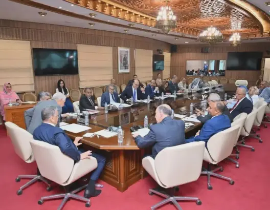مستشارون برلمانيون ينتفضون ضد “إغلاق” مهنة المحاماة بشرط السن ورسوم التسجيل