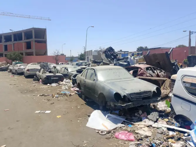 أزبال وسيارات متلاشية.. مطالب بالحقيق في إغراق الحي الصناعي لمراكش بالنفايات