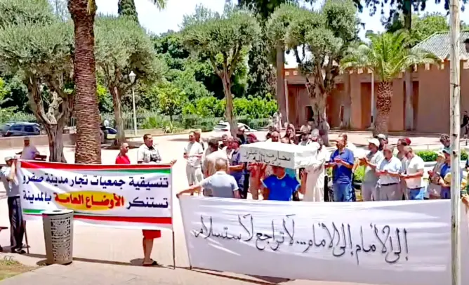 تجار صفرو يتظاهرون أمام العمالة للمطالبة بإلغاء معرض تجاري خلال مهرجان حب الملوك
